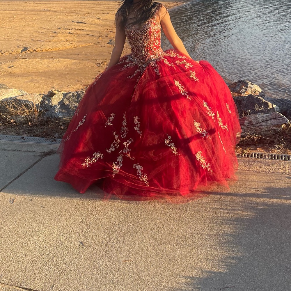 Beautiful Dress for quinceañeras or sixteen.